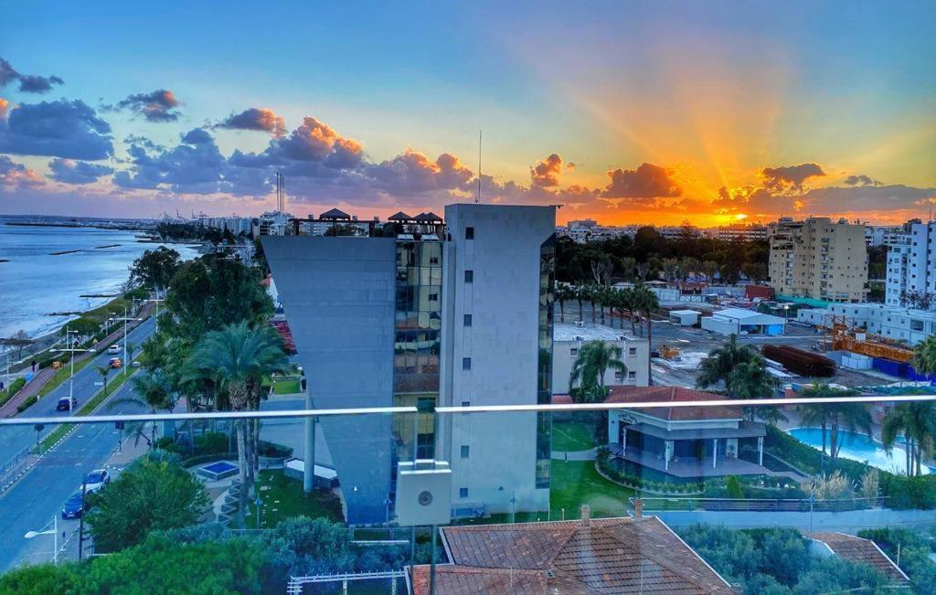 The White Pearl Suite - Beach Front City Centre With Sea View. Limassol Eksteriør billede